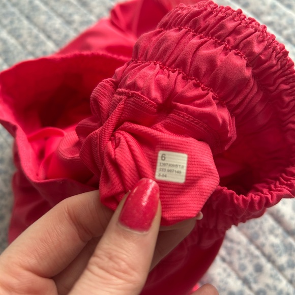 lululemon athletica hotty hot shorts 4 inch - Picture 3 of 3